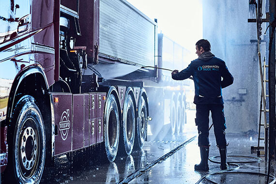 Billede af vognvasker, der udfører en manuel vask af lastbil